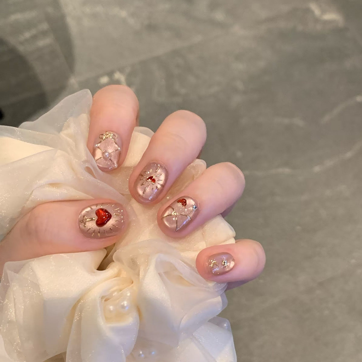 Künstlerisches Herz-Themen Press-On Nail Art Set Brehn