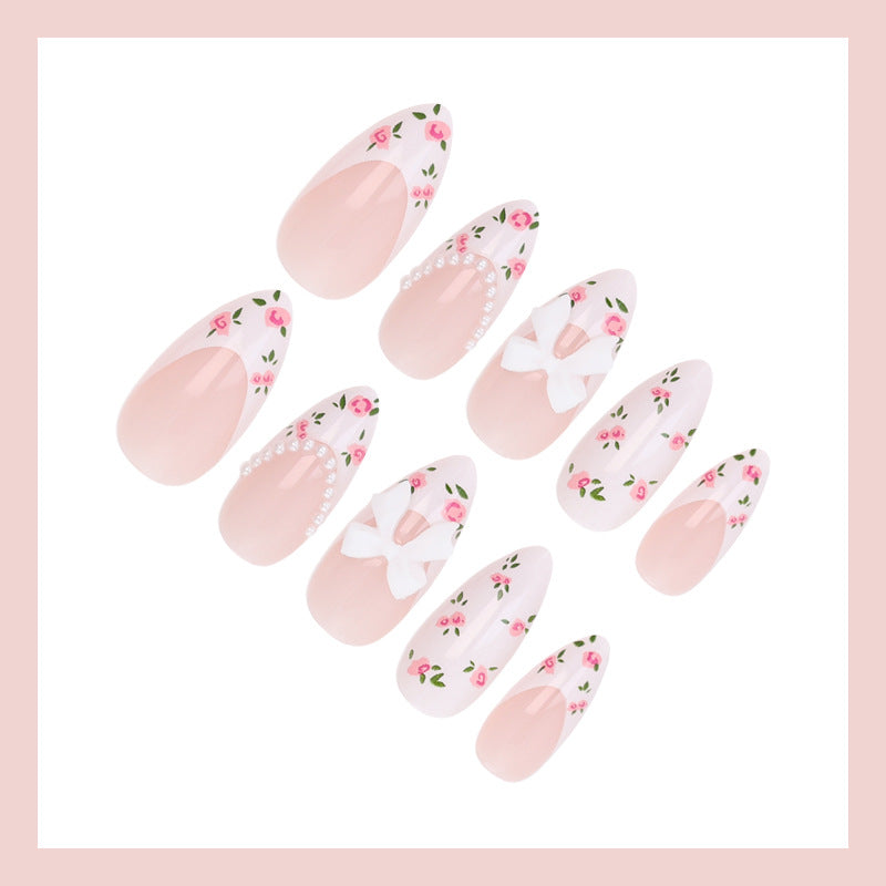 Kunstnagelset mit romantischen Blumenmotiven und eleganten Details Brehn