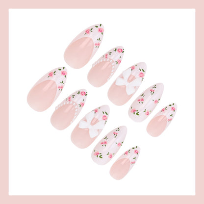 Kunstnagelset mit romantischen Blumenmotiven und eleganten Details Brehn