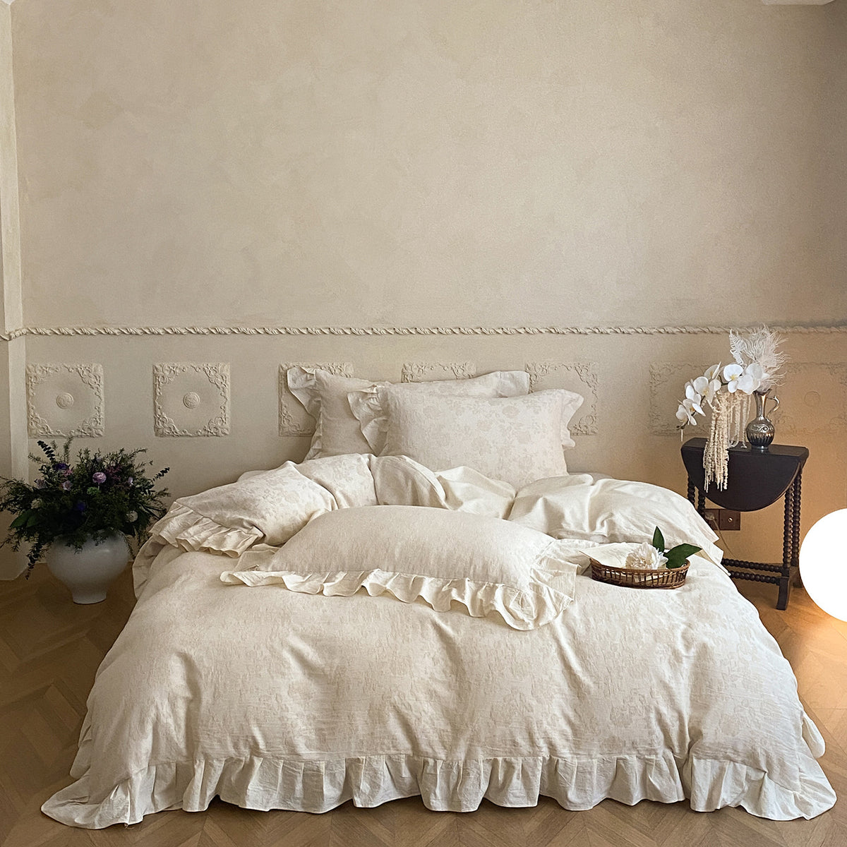 Naturlinien Rüsch Bettwäsche Ensemble mit Jacquard Matelassé Bettdeckenbezug & Rüschenkissenbezügen