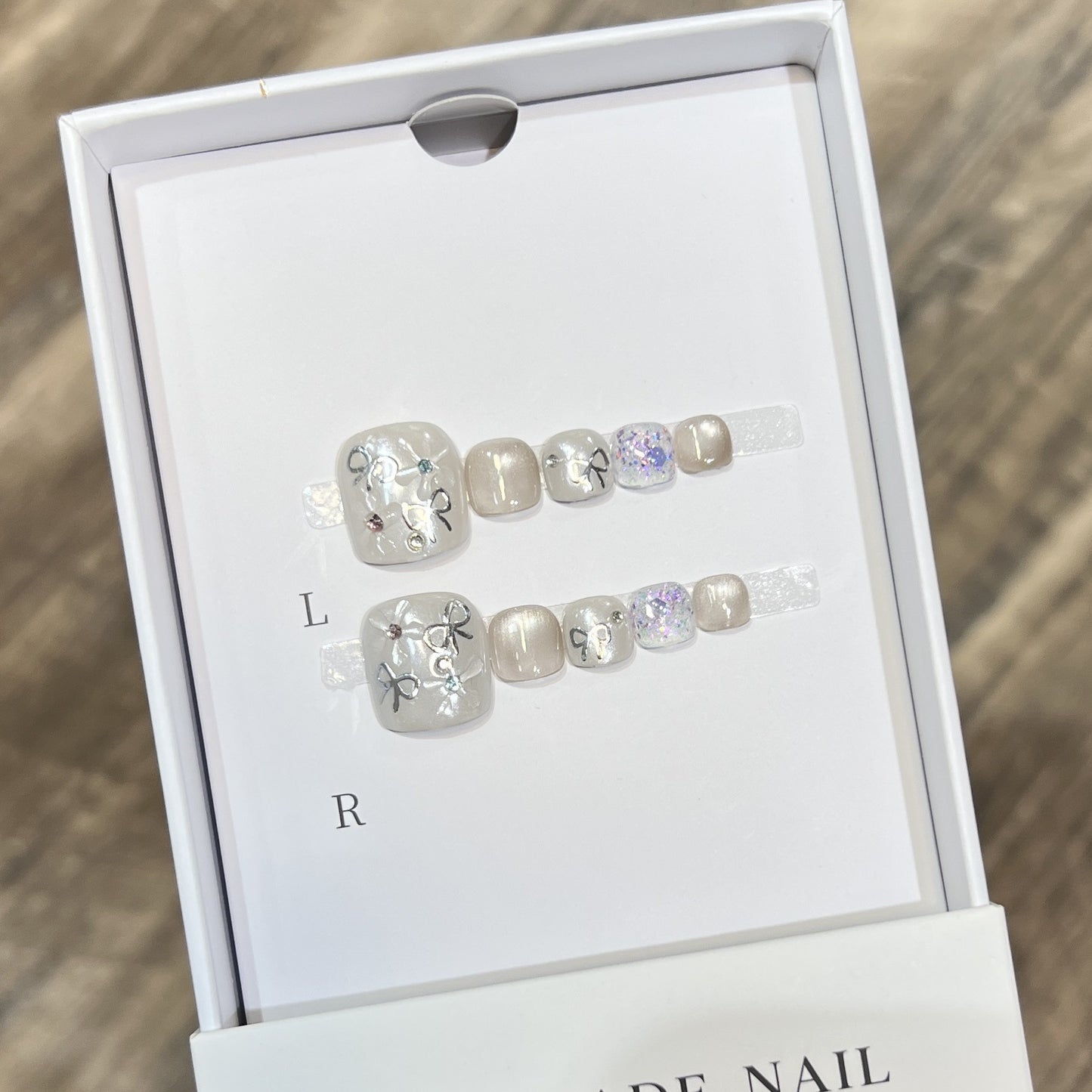 Künstlerisches Press-On-Nagelset mit Glitzer und Blumendesign Brehn