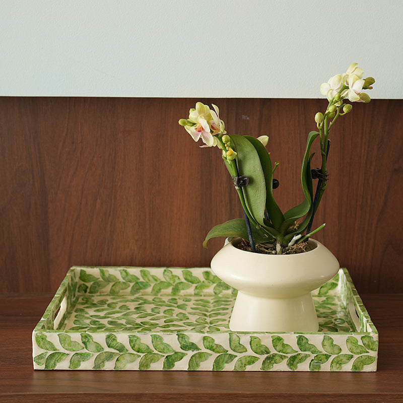 Elegante Servierplatte mit floralem Reliefdesign Brehn