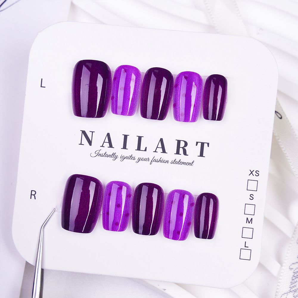 Elegantes Press-On-Nail-Art-Set mit floralen und gemstone Verzierungen Brehn