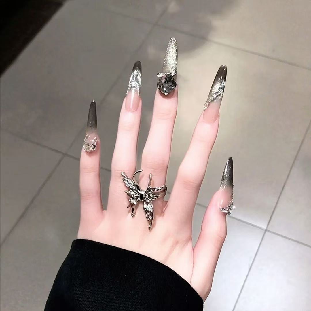 Künstlerische Kristallverzierte Stiletto-Nagelverlängerungen Brehn
