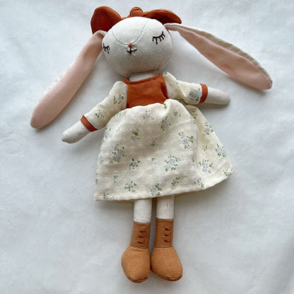 Erbstück-Stil Schlappohr Häschen Puppe mit geschichteter Leinenkleid
