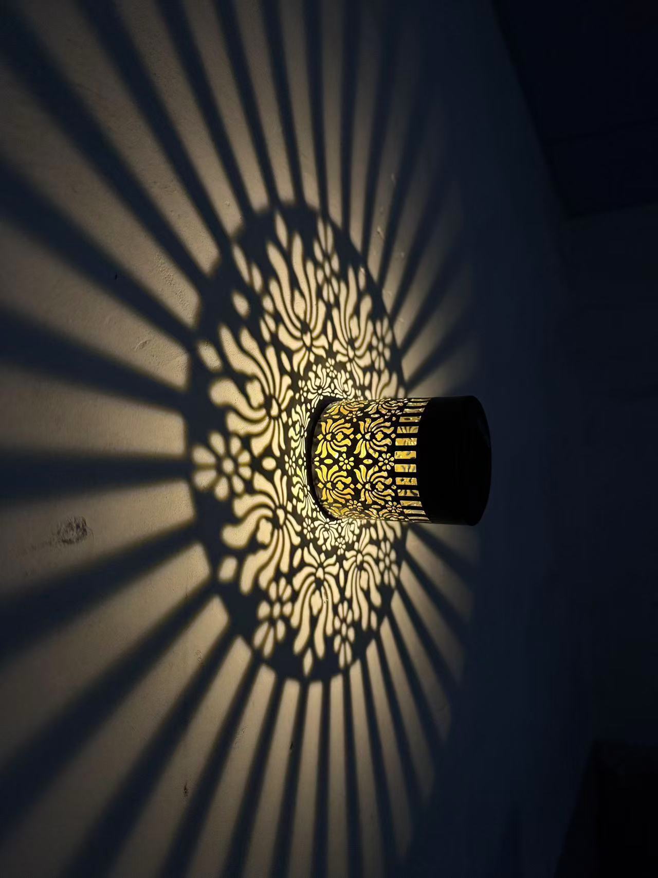 Outdoor Mandala Solar-Projektionswandlichter mit gemustertem Metallgehäuse und automatischem Dämmerungs-zu-Dawn-Sensor Brehn