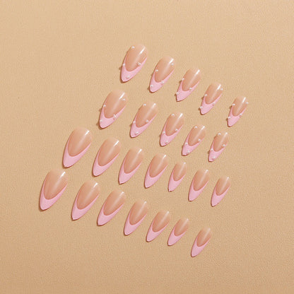 Kunstnagelset mit glamourösen 3D-Verzierungen und elegantem Desig Brehn