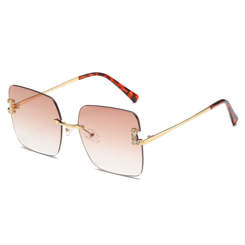 Damen modische quadratische Sonnenbrille mit zarten Designdetails Brehn