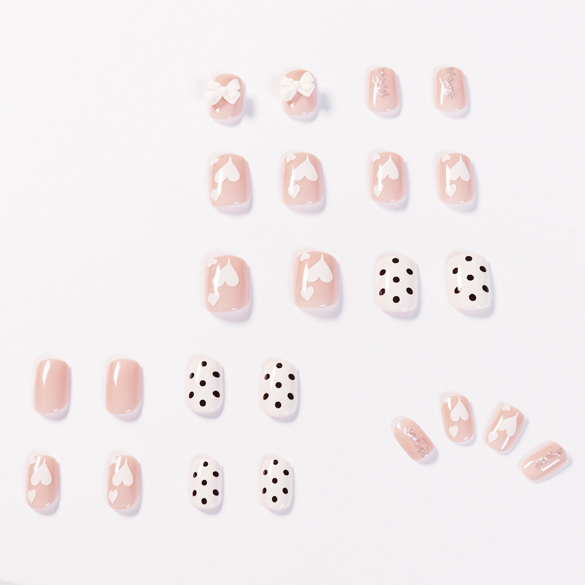 Kunstvolle Nagelkunst mit zarten Blüten- und Herzmotiven Brehn