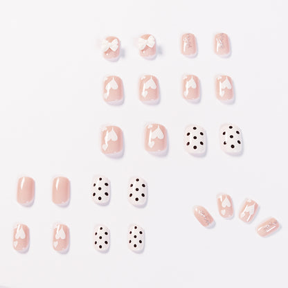 Kunstvolle Nagelkunst mit zarten Blüten- und Herzmotiven Brehn