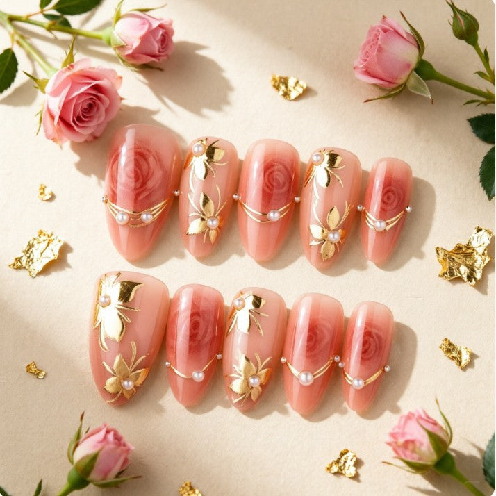 Kunstvolle Nagelspitzen mit Elegantem Goldschmuck Brehn