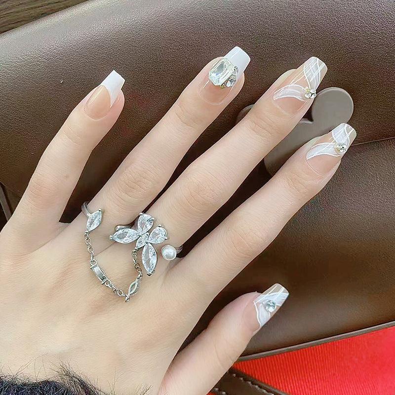 Elegantes Kunstnagelset mit filigranen Verzierungen und Glitzerelementen Brehn