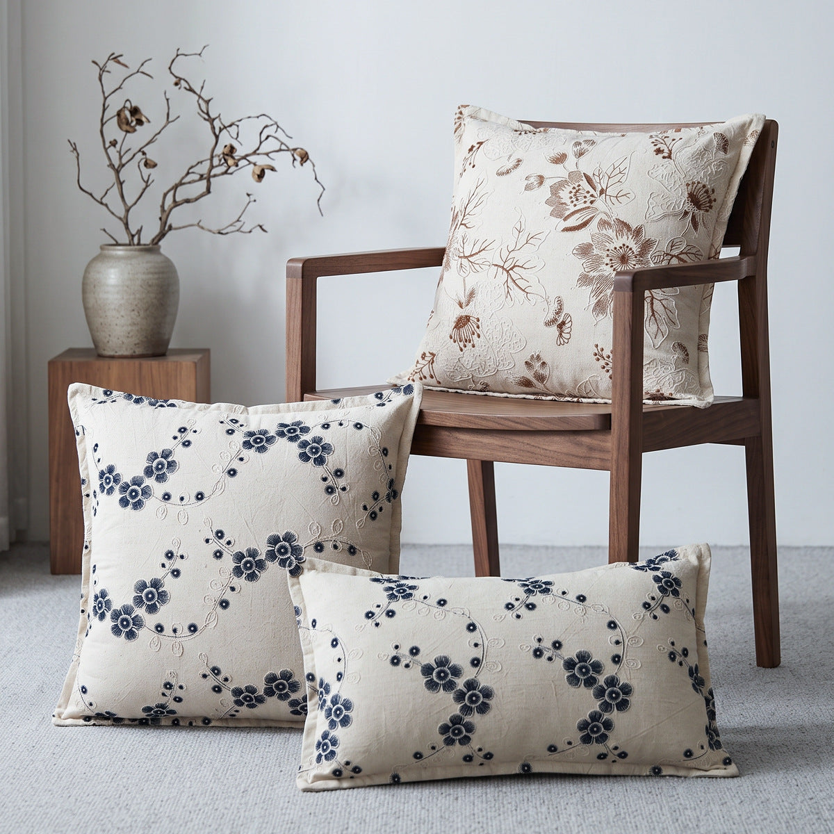 Dekoratives Kissen mit floralem Stickdesign