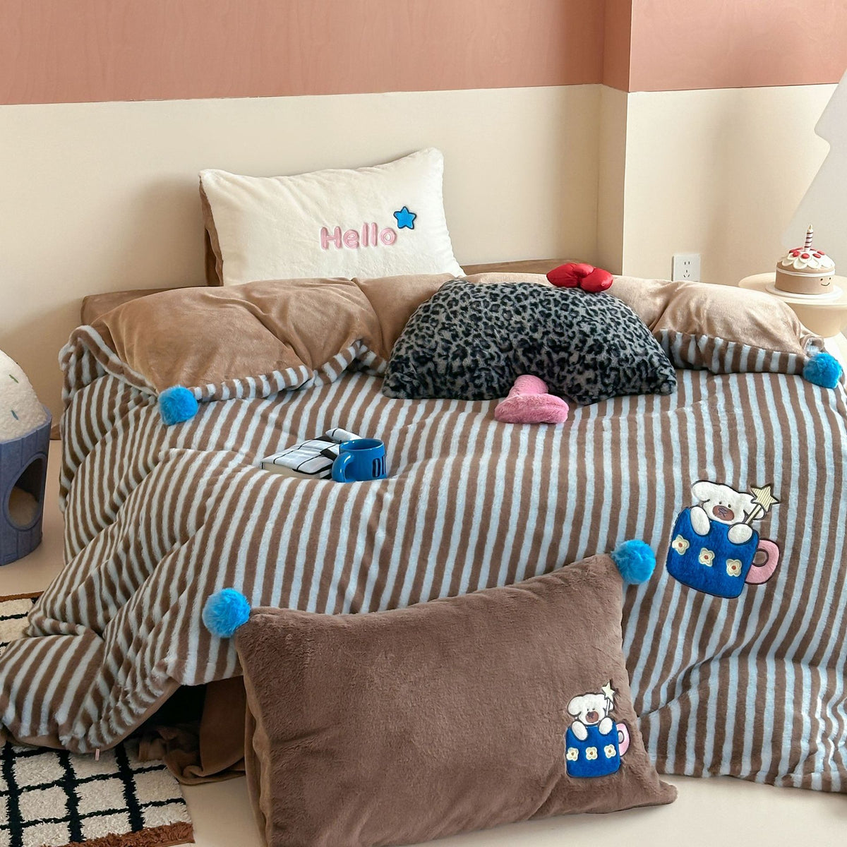 Plüsch Cartoon Katze Bettdecken Set mit gepunktetem Fleece & Pom-Pom Dekor Kissen
