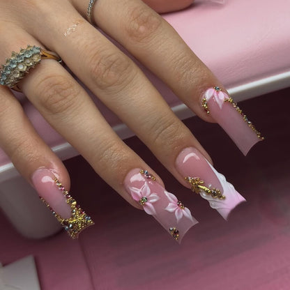 Kunstvolle Nagelverlängerungen mit Strass- und Blütenverzierungen Brehn