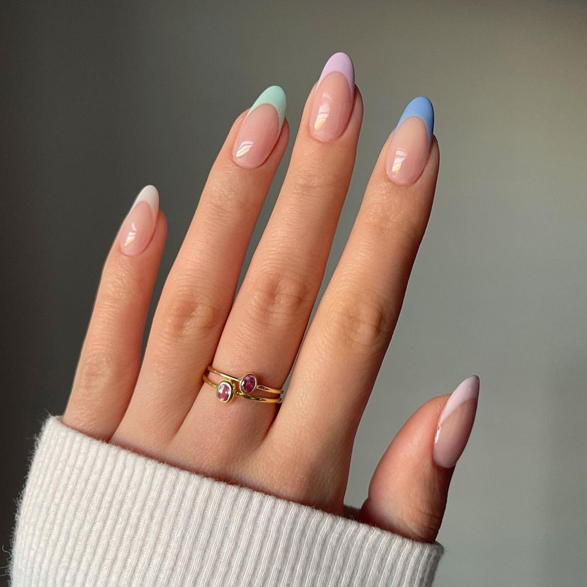 Kunstnagelset mit sanften Farbverlauf und eleganten Spitzen Brehn