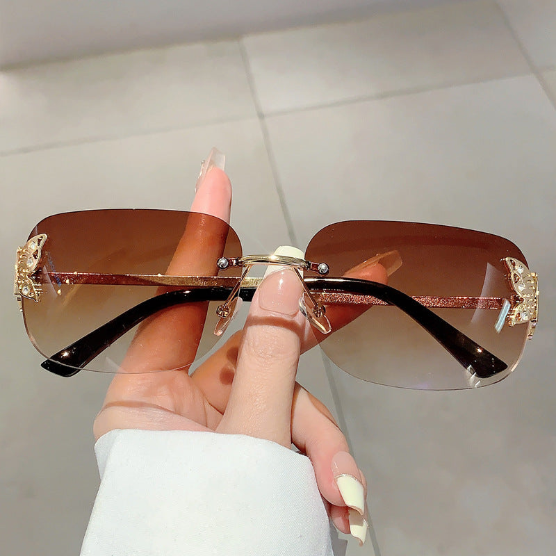 Damen modische Sonnenbrille mit filigranem Schmetterlingsdesign und schützenden Gläsern Brehn