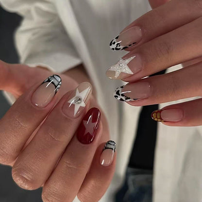 Kunstvolle Nagelkunst mit modernen Designs und 3D-Akzenten Brehn