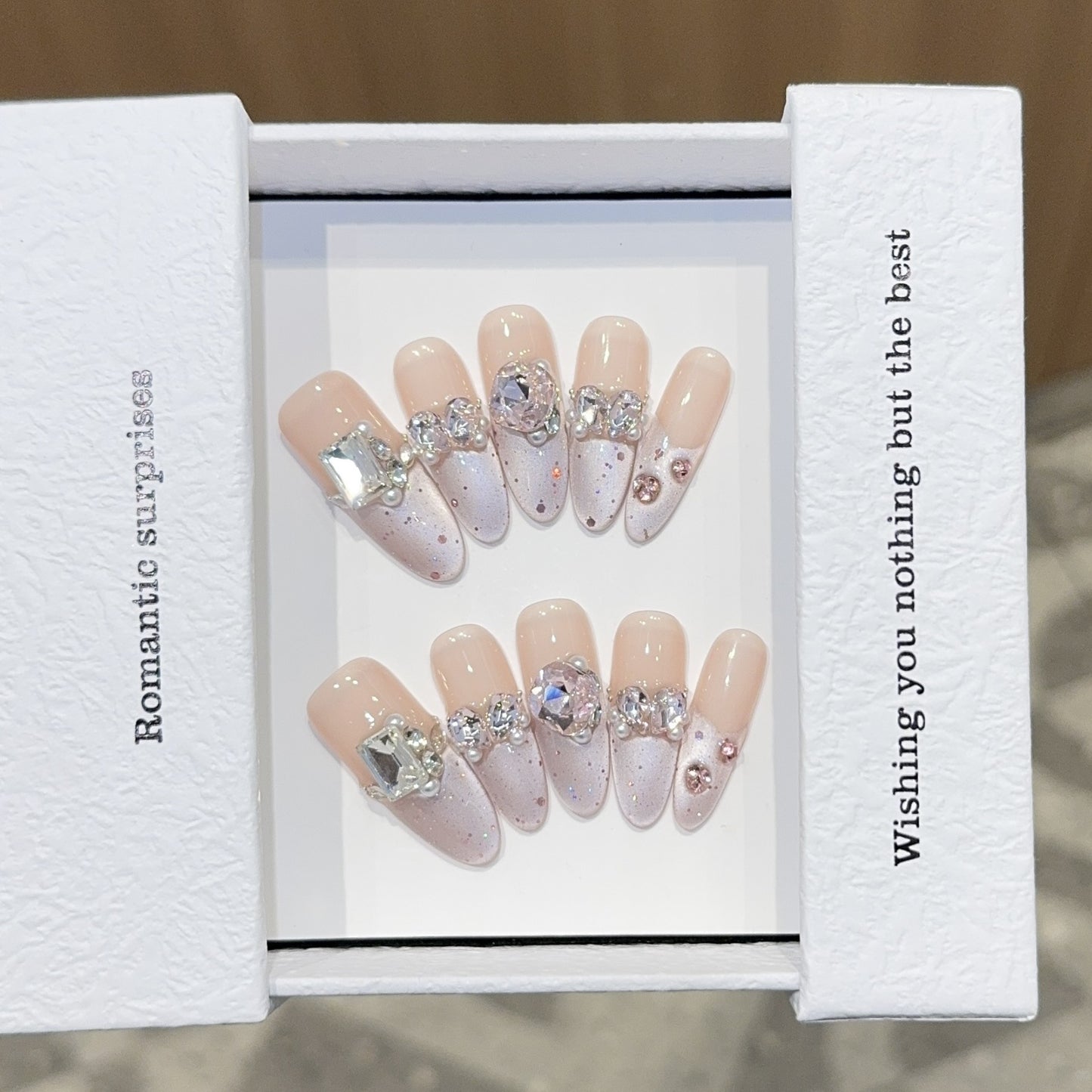 Romantische Kunstnägel mit Glitzerschmuck Brehn