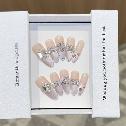 Romantische Kunstnägel mit Glitzerschmuck Brehn