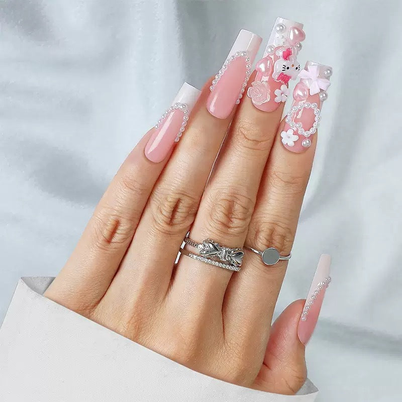 Kunstnagelset mit verspielten 3D-Akzenten und Perl-Details Brehn