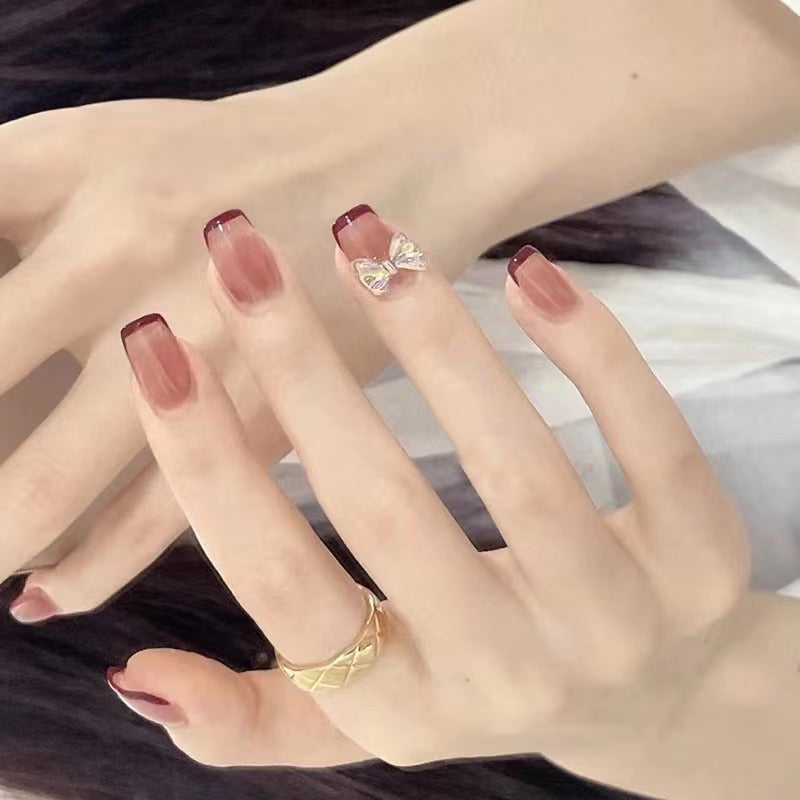 Elegante Nagelkunst mit Glitzerakzenten Brehn