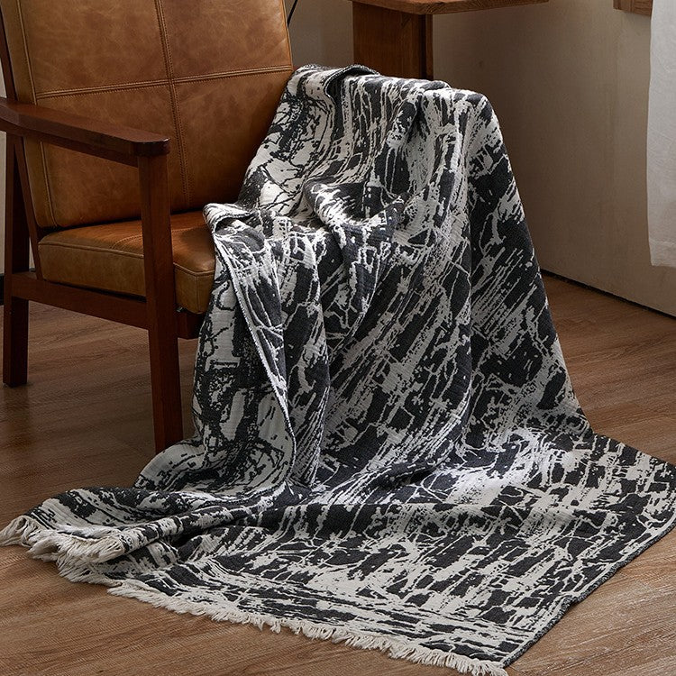 Große kuschelige Wohndecke aus Baumwollmischgewebe mit geometrischem Jacquardmuster und Fransensaum