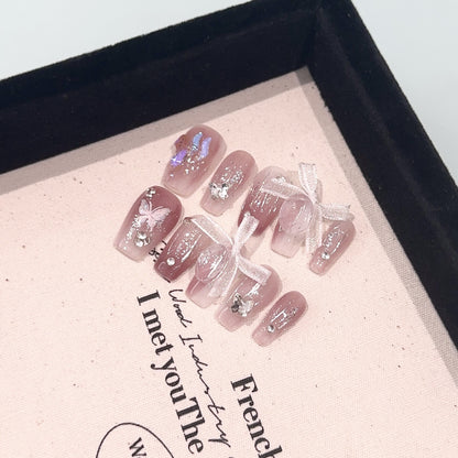 Elegantes dekoratives Press-On-Nagelset mit Schmetterlingsakzenten