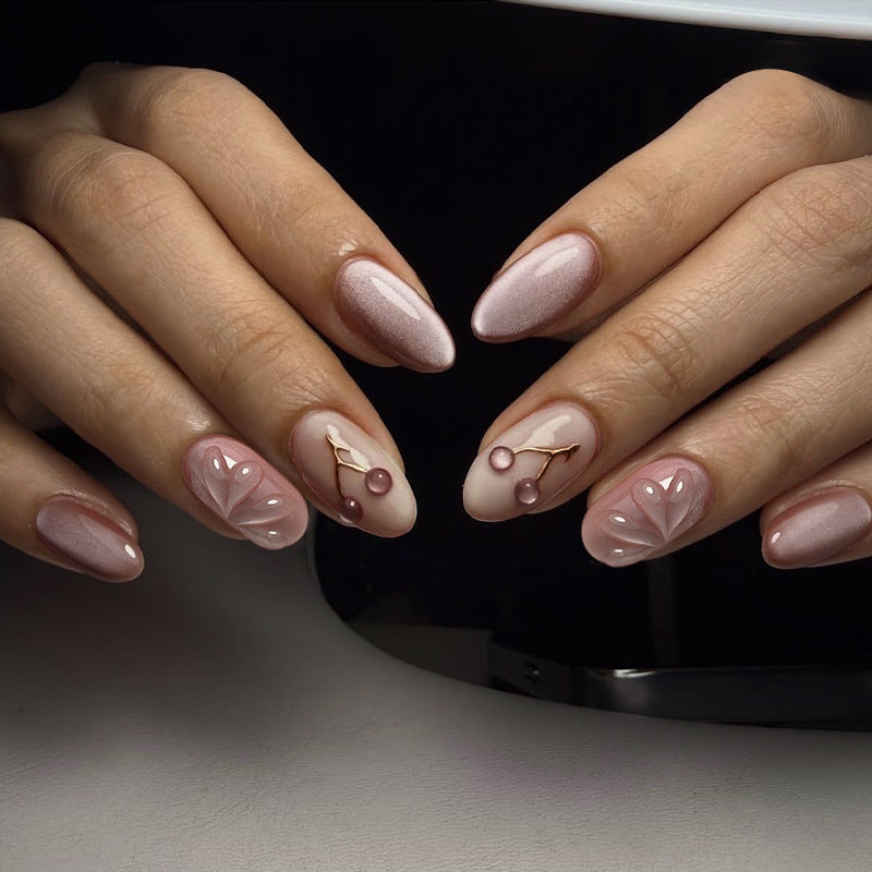 Kunstnagelset mit elegantem Hochglanz-Finish und kreativen Verzierungen Brehn