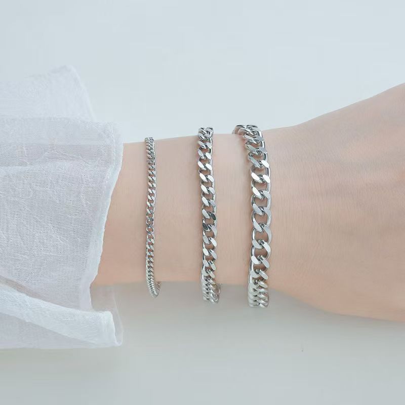Schickes Goldenes Kettenarmband-Set Brehn