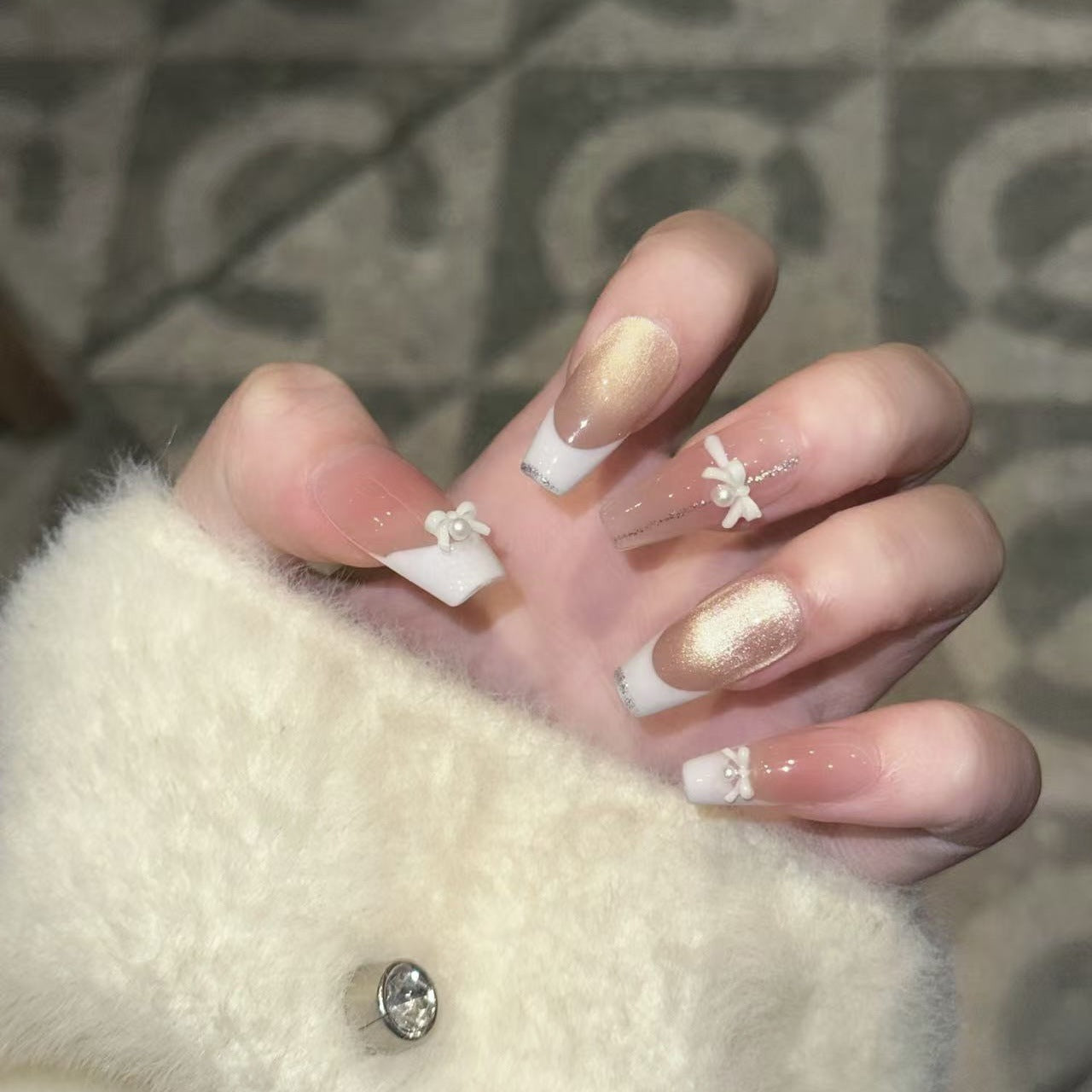 Elegantes wiederverwendbares Press-On-Nagelkunst-Set mit Perlen- und Glitzerakzenten Brehn