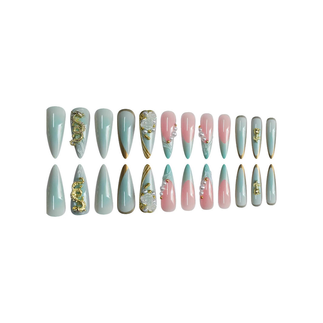 Luxuriöse Stiletto-Nagelverzierung mit floralen Akzenten Brehn