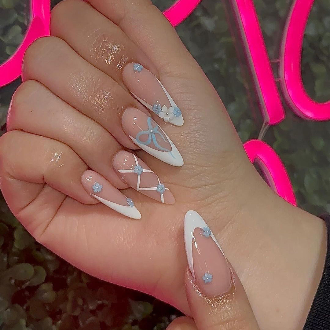 Kunstnagelset mit eleganten 3D-Blüten und glamourösen Akzenten Brehn