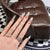 Dekorativer Stiletto Press-On-Nagelkunstset mit eleganten Bändern und Juwelen Brehn