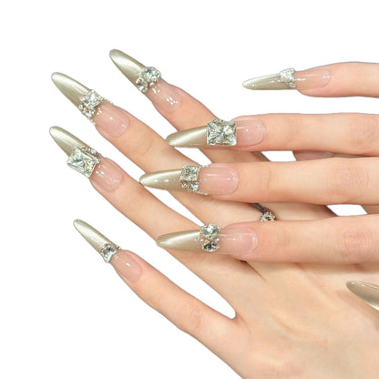 Künstlerisches Stiletto Press-On Nagelset mit Strassakzenten