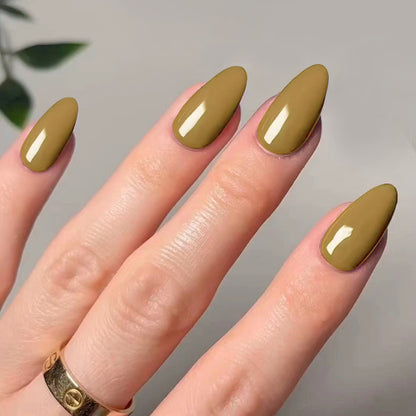 Kunstvolle Stiletto-Nägel mit elegantem Hochglanz-Finish Brehn