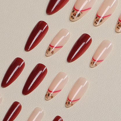 Elegantes dekoratives Press-On-Nagelset mit Tierdruckakzent