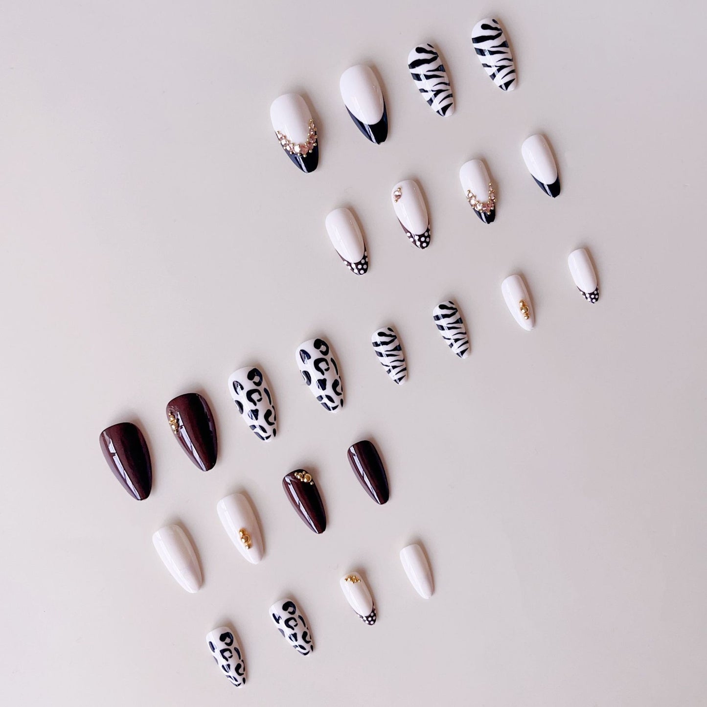 Kunstnagelset mit luxuriösen Tiermotiv-Designs und glamourösen Akzenten Brehn