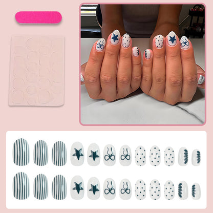 Kunstnagelset mit modernen grafischen Mustern und stilvollen Akzenten Brehn