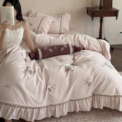 Bettwäsche-Set aus Baumwollsatin im Vintage-Stil mit floraler Stickerei, Volant und Spitzenbesatz