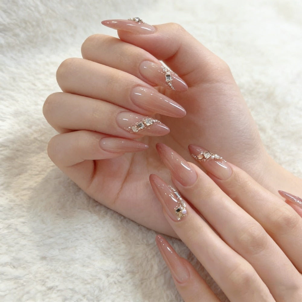 Künstlerisches Press-On-Nagelset mit einzigartigen Schleifen- und Herzakzenten Brehn