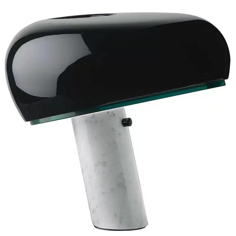 Schlanke moderne minimalistische Tischlampe