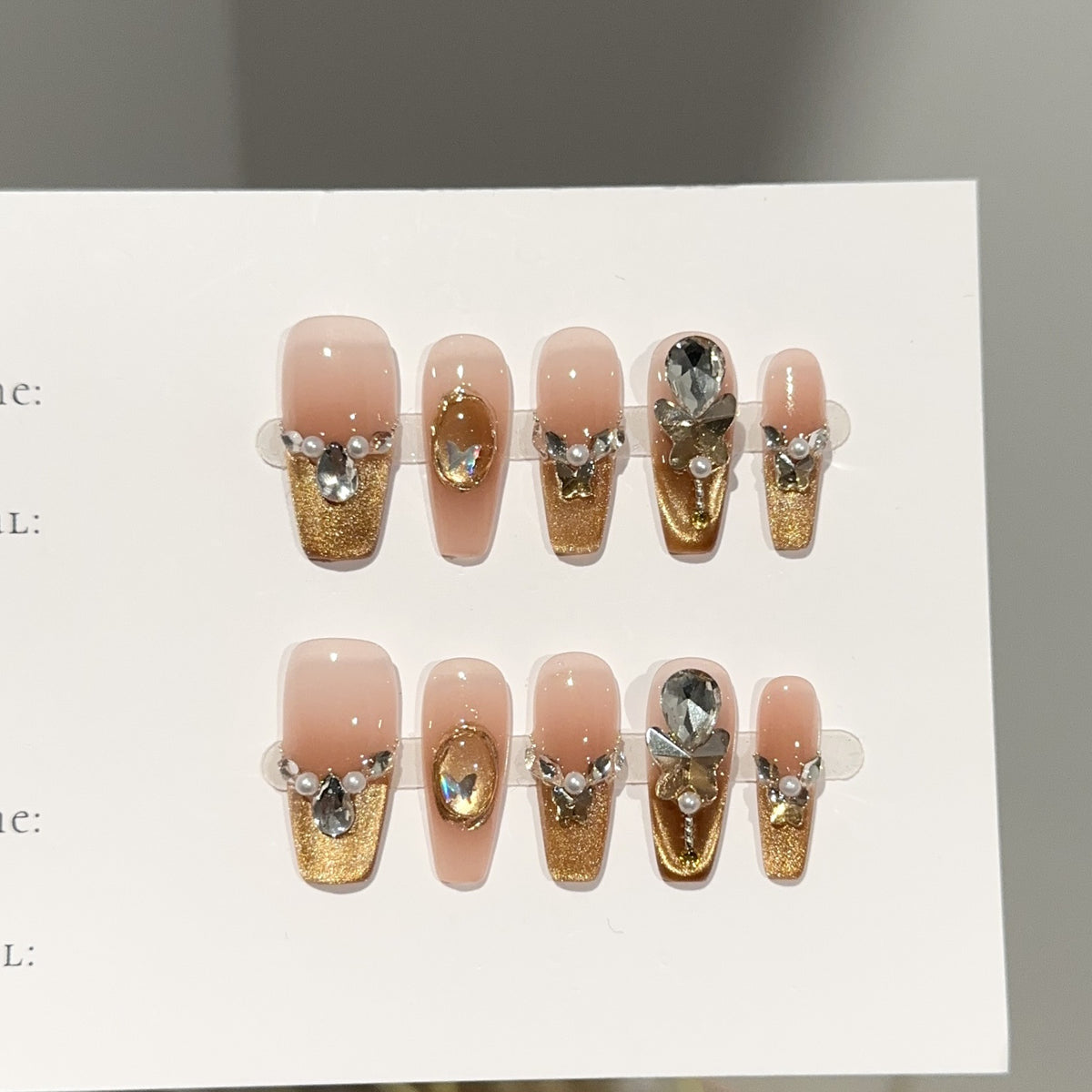 Elegantes Press-On-Nagelset mit Edelsteinakzenten