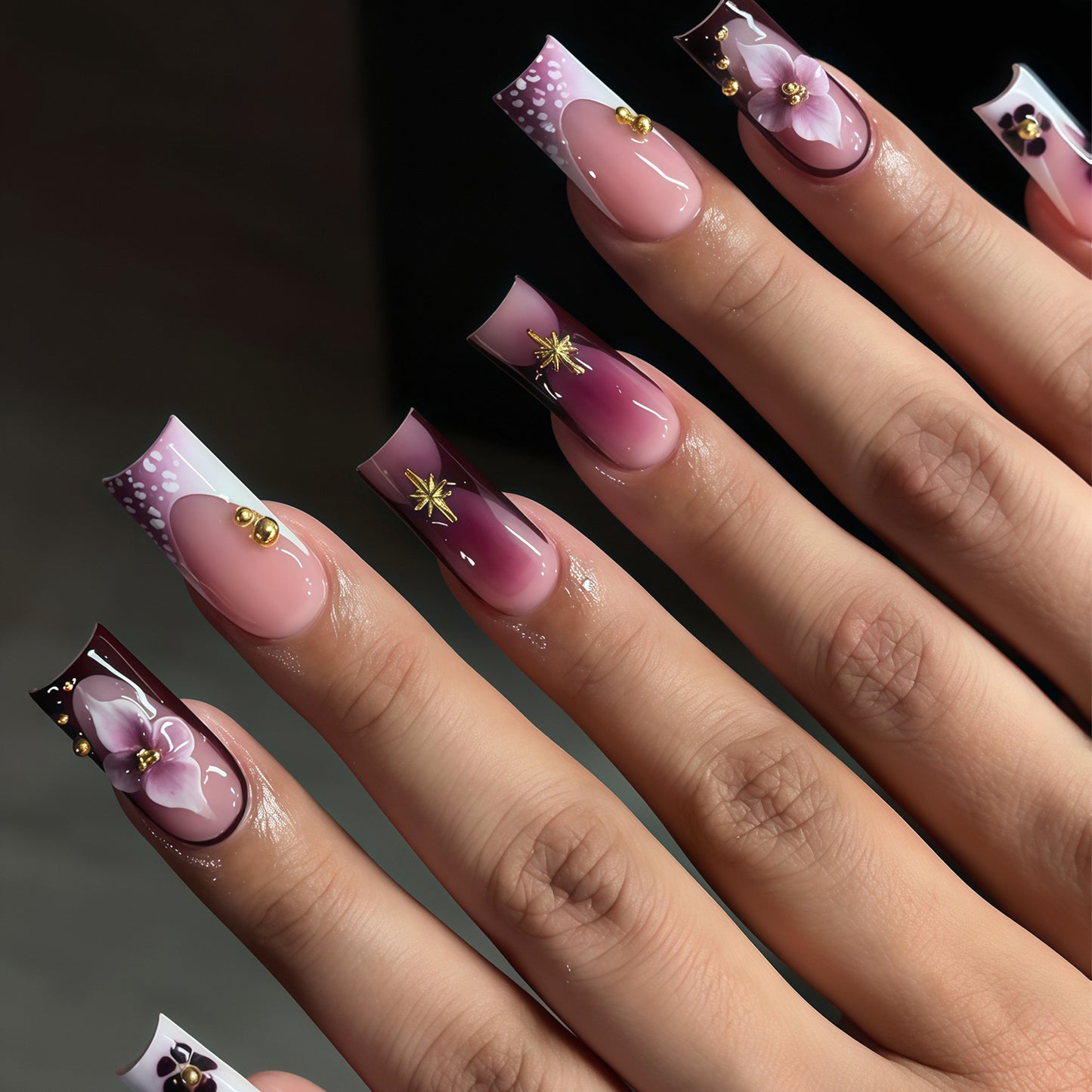 Künstlerisches Acryl-Nageldesign-Set mit floralen und goldenen Akzenten Brehn