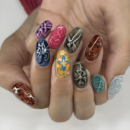 Kunstnagelset mit kreativen floralem Design und eleganten Akzenten Brehn