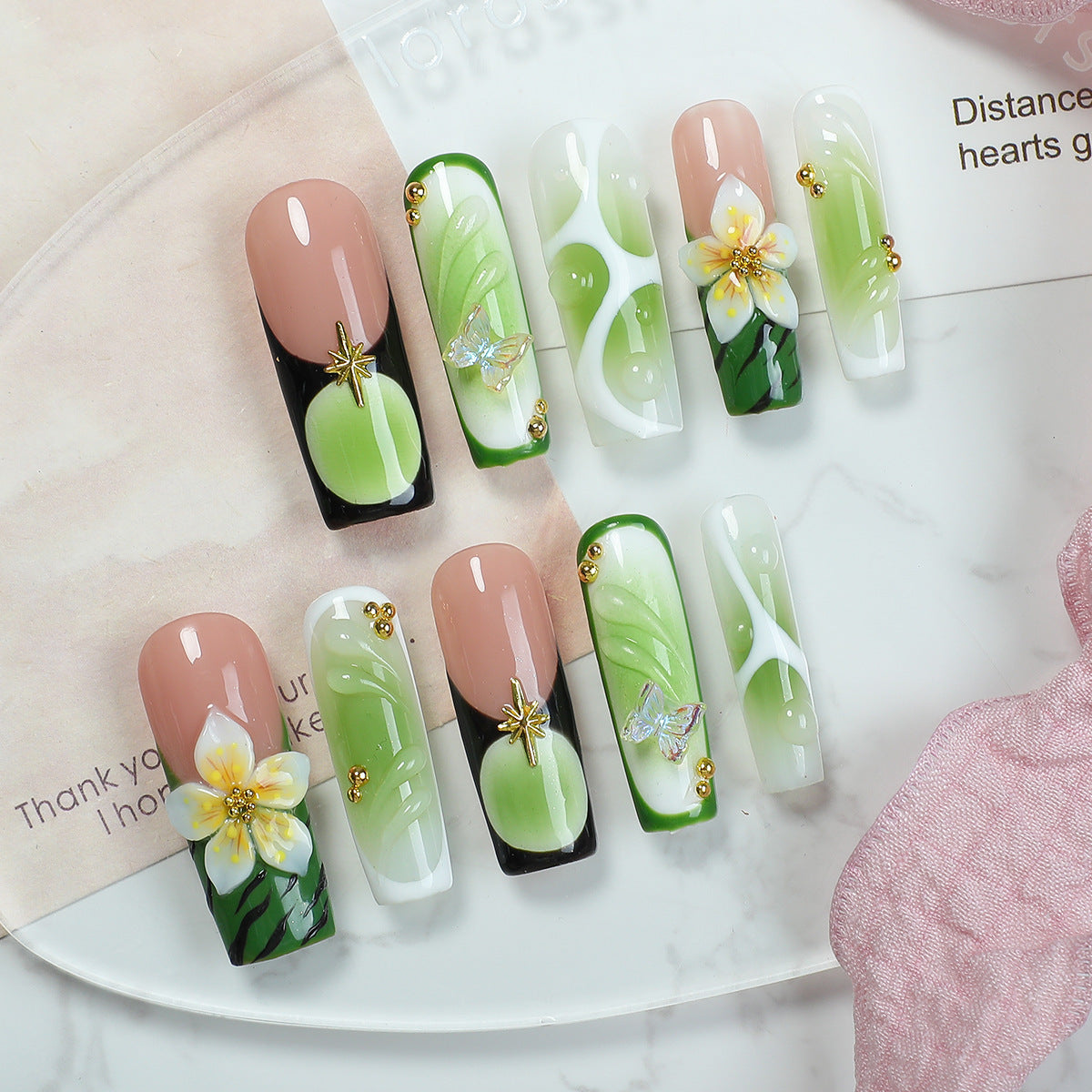 Kreatives Kunstnagelset mit eleganten floralen Verzierungen Brehn