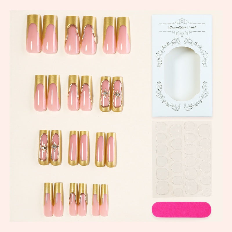 Kunstnagelset mit glamourösen Verzierungen und eleganten Akzenten Brehn