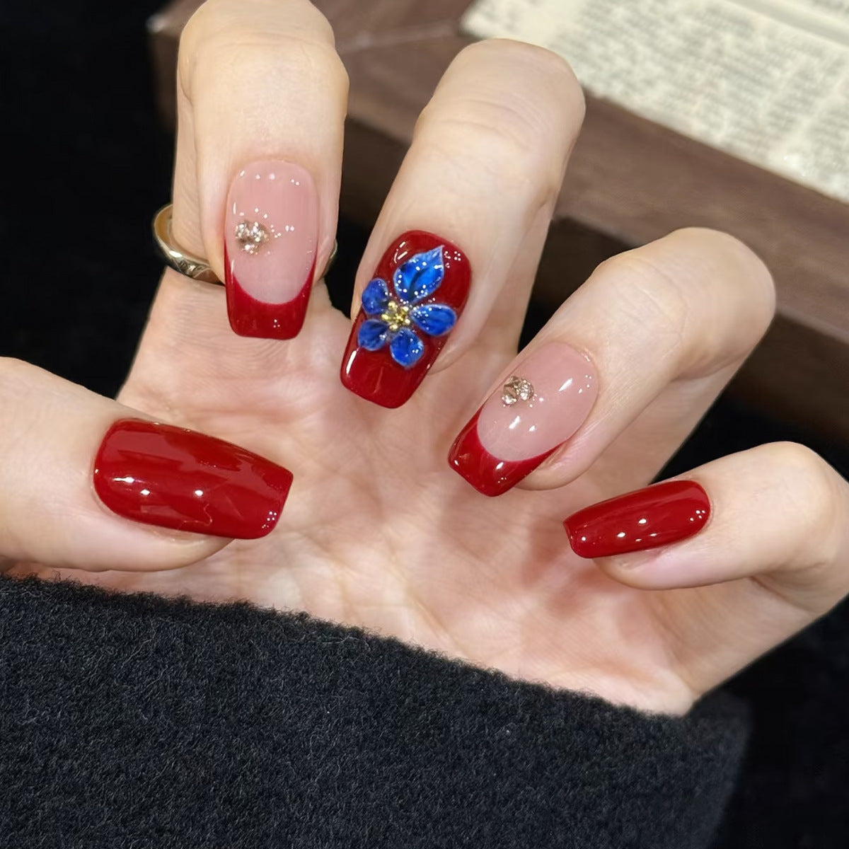Künstlerisches Nageldesign-Kit mit floralen Akzenten Brehn