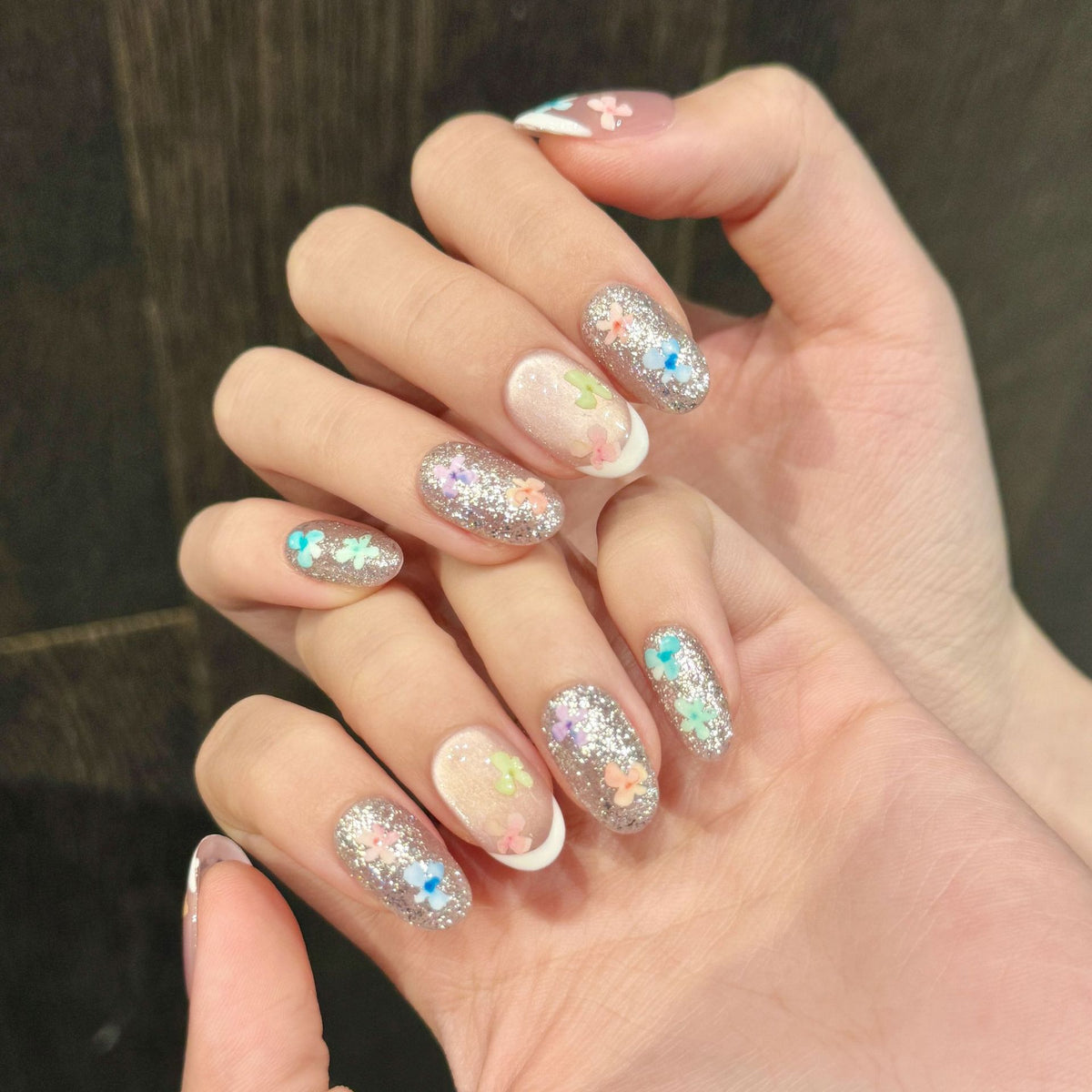 Dekoratives Press-On Nagelkunstset mit floralen Elementen