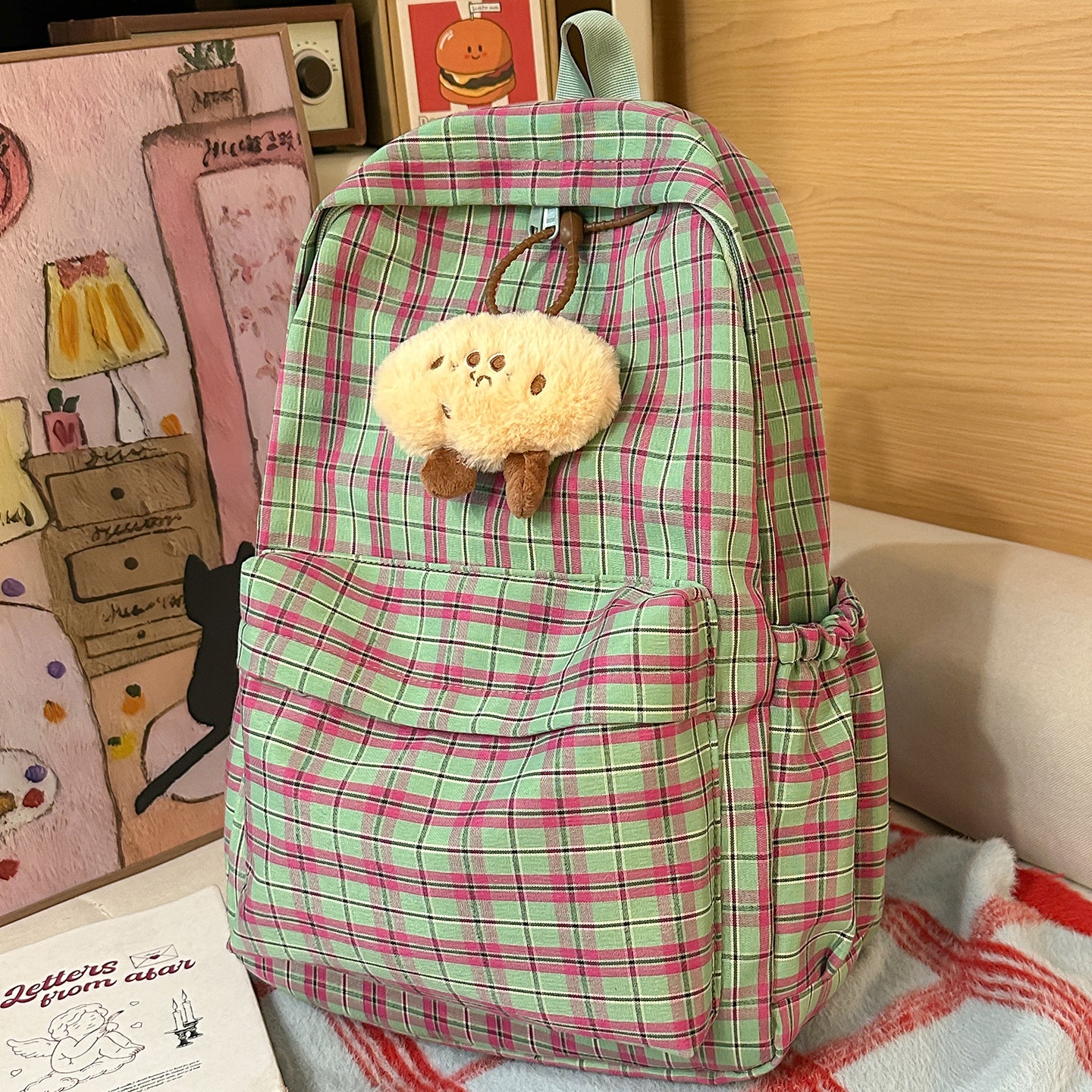 Rucksack mit Praktischem Karomuster und Süßem Plüschanhänger Brehn